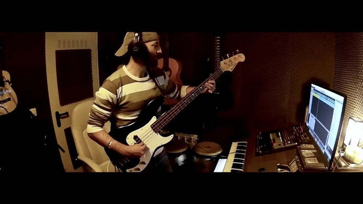 Tocando el bajo en estudio Santy Montega - Relatos Salseros